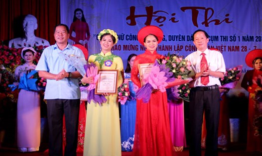 Trao giải cho các thí sinh tham gia hội thị (ảnh LĐLĐ tỉnh Tuyên Quang).