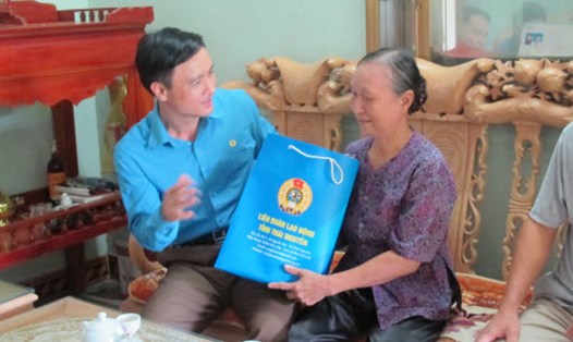 Chủ tịch LĐLĐ tỉnh Thái Nguyên thăm hỏi các gia đình thương binh liệt sĩ. (ảnh T.H)