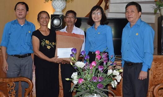 LĐLĐ Tuyên Quang tặng quà các gia đình chính sách xã Minh Thanh. (ảnh T.K)
