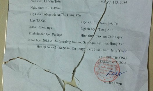 Giấy xác nhận của SV Lê Văn Toán bị ông Xã đội xé thẳng tay.