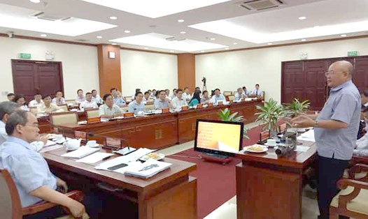 Bí thư Thành ủy Nguyễn Thiện Nhân lắng nghe Tập đoàn CN Quang Trung báo cáo phương án chống ngập đường Nguyễn Hữu Cảnh.