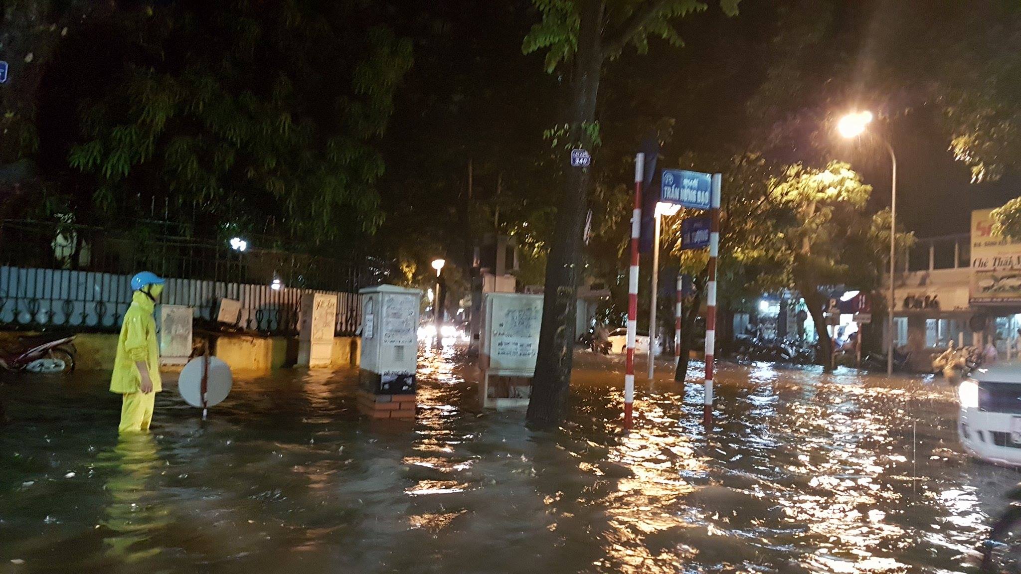 Hà Nội úng ngập sâu sau cơn mưa chiều tối 21.6. Ảnh: L.V