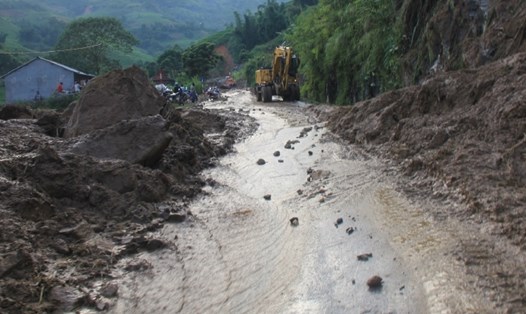 Trận lũ lụt tại Lào Cai năm 2016 khiến giao thông bị chia cắt. Ảnh: Theo giaothong.vn