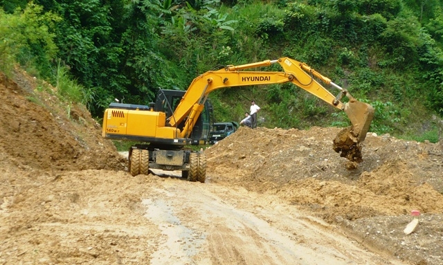 Khắc phục những đoạn đường bị sạt lở. Ảnh: PV