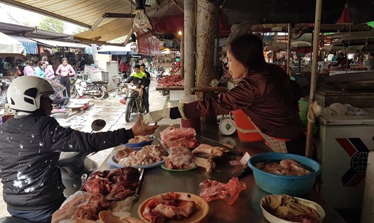 Giá thịt lợn bán trên thị trường đã tăng nhẹ 3000-4000 đồng. Ảnh: Kh.V
