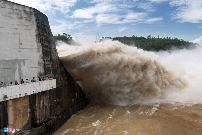 Hình ảnh thác nước cuồn cuộn tung bọt trắng xóa khi Thủy điện Hòa Bình xả lũ. Ảnh: Theo Zing