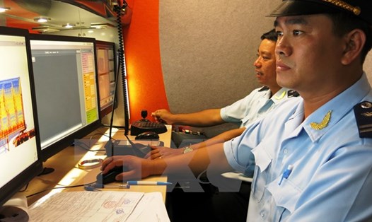 Cán bộ hải quan thực hiện kiểm tra hàng hóa qua màn hình điện tử. (Ảnh: Hải Âu/TTXVN)