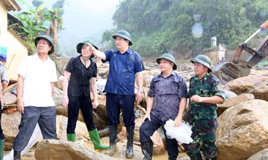 Ngày 3.8, Phó Thủ tướng Trịnh Đình Dũng thị sát nơi xảy ra lũ quét ở Mù Cang Chải. Ảnh: VGP/Xuân Tuyến