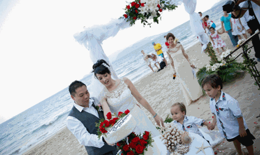 Đám cưới trên bãi biển Nha Trang đẹp và lãng mạn như cổ tích. Ảnh: B.C