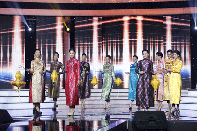 Áo dài cách tân trên sân khấu.