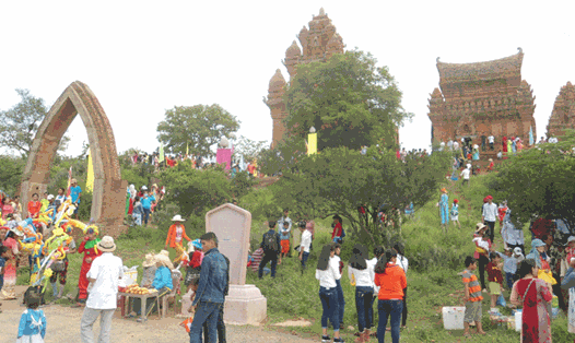Tháp Chăm tại Ninh Thuận là điểm đến hấp dẫn thu hút du khách tham quan trong dịp diễn ra lễ hội Katê. Ảnh: N.B