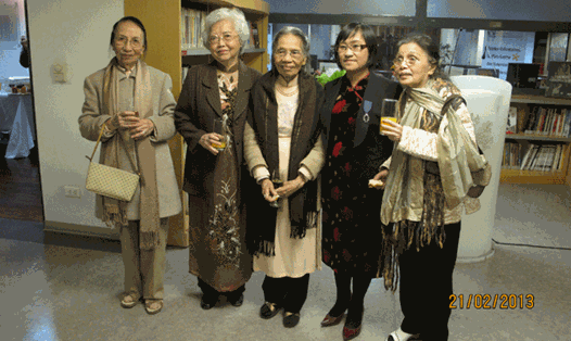 Dịch giả Đỗ Minh Nguyệt (thứ 2 từ phải sang) cùng các chuyên gia về văn học Pháp trong buổi chị cùng bà Đặng Thị Hạnh (đứng giữa) được nhận Huân chương Cành cọ Hàn Lâm.