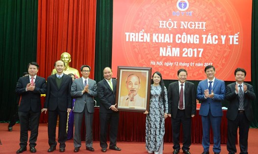 Thủ tướng Nguyễn Xuân Phúc tặng ảnh Bác Hồ cho Bộ Y tế
