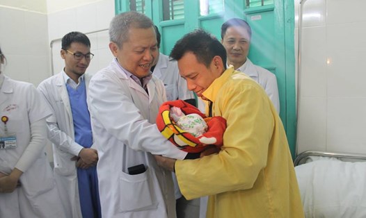 Các bác sĩ trao em bé cho gia đình chị Quảng