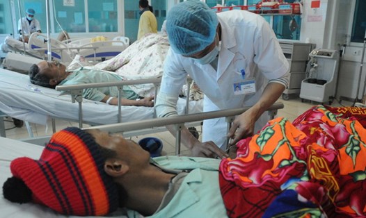 Bệnh nhân ngộ độc tại Lai Châu đang được các bác sỹ thăm khám