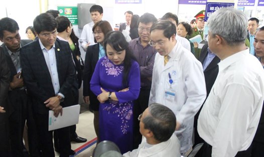 Bộ trưởng Bộ Y tế kiểm tra công tác khám chữa bệnh BV Xanh Pôn.