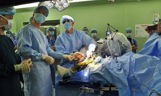 Hình ảnh ca phẫu thuật sử dụng robot thay khớp gối (Ảnh: BVCC)