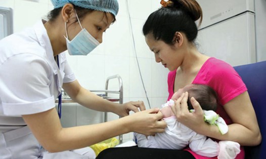 Bộ Y tế đề nghị các địa phương thực hiện triệt để việc tiêm vắc xin để phòng chống dịch ho gà (Ảnh minh họa)