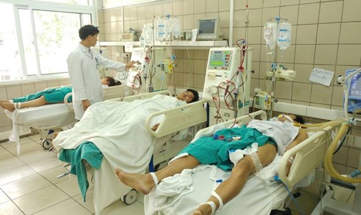 các bệnh nhân đang được cấp cứu tại BV Bạch Mai (Ảnh: BVCC)