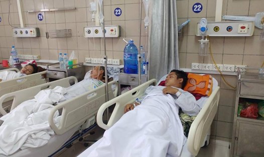 Những nạn nhân của ngộ độc rượu methanol cấp cứu tại BV Bạch Mai (Ảnh: BVCC).