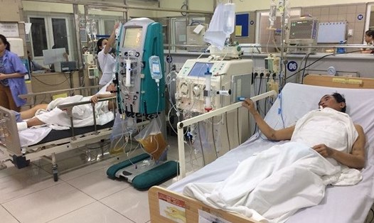 Nạn nhân của ngộ độc nấm đang cấp cứu tại BV Bạch Mai (Ảnh: MT)