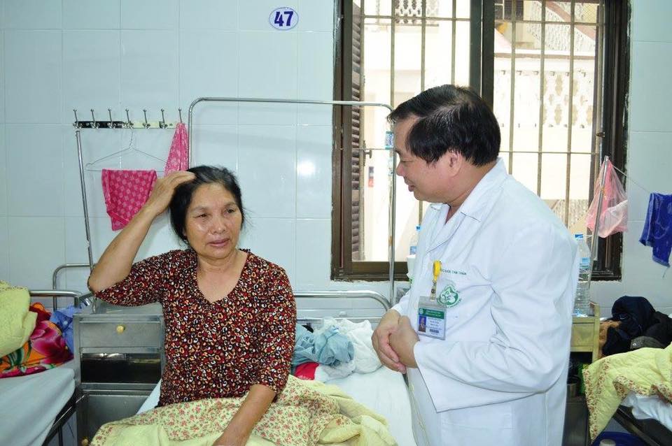 BS BV Bạch Mai tư vấn cho một bệnh nhân mắc bệnh trầm cảm (Ảnh: TA)