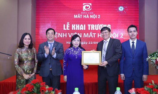 Bộ trưởng Bộ Y tế Nguyễn Thị Kim Tiến (giữa) tại lễ khai trương Bệnh viện Mắt Hà Nội 2 (Ảnh: BVCC)