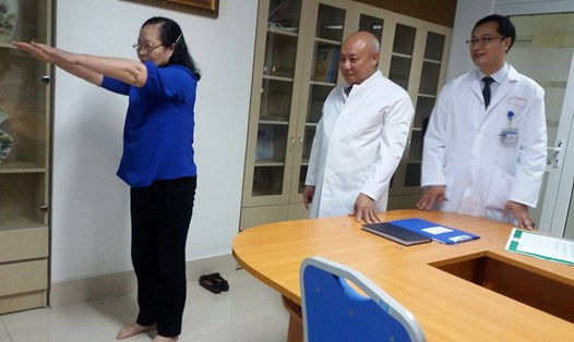 Bà Thân Thị Thanh (71 tuổi) ở Hà Tĩnh đi lại, cử động như bình thường sau khi được phẫu thuật cột sống bằng Robot ứng dụng (Ảnh: TL)