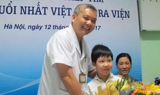 PGS.TS Nguyễn Hữu Ước tặng hoa cho em bé được ghép tim nhỏ tuổi nhất Việt Nam (Ảnh: TL)