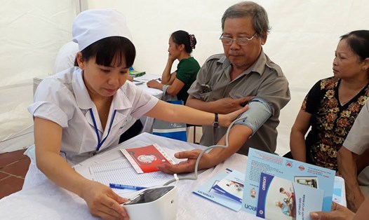 Người dân xã Phù Linh- Sóc Sơn- Hà Nội đo huyết áp và khám tim mạch miễn phí (Ảnh: Thùy Linh)