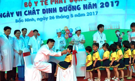 Thứ trưởng Bộ Y tế Nguyễn Thanh Long kêu gọi người dân cho con em mình đi uống vitamin A. Ảnh: BYT