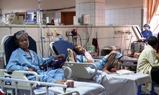 Bệnh nhân đang điều trị sau sự cố chạy thận tại BVĐK Hòa Bình (Ảnh: TL)
