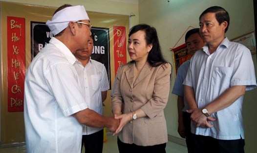 Bộ trưởng Bộ Y tế Nguyễn Thị Kim Tiến chia buồn cùng gia đình nạn nhân (Ảnh: TB)