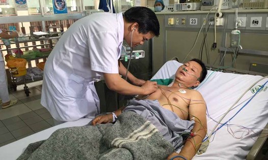 TS.BS Đào Xuân Cơ, Phó trưởng khoa Hồi sức tích cực, đang thăm khám cho bệnh nhân Thiều. Ảnh: BVCC