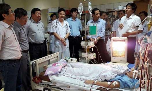 Giám đốc BV Bạch Mai cùng các chuyên gia hội chẩn cho bệnh nhân cuối cùng của sự cố chạy thận cấp cứu ở BVĐK tỉnh Hòa Bình chiều 30.5 (Ảnh: Thùy Linh)