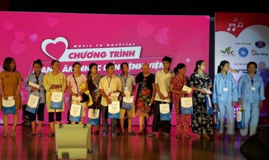 Ca sĩ Thùy Chi cùng BTC trao quà cho các bệnh nhân ung thư (Ảnh: TL)