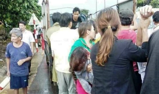 Hình ảnh người dân đưa các nạn nhân đi cấp cứu (Ảnh: FB Le Tung)