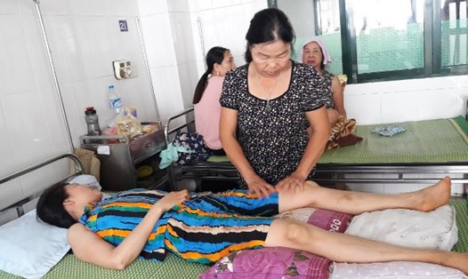 Chị Hồ Thị Thảo đang điều trị tại BV Bạch Mai (Ảnh: Thùy Linh)