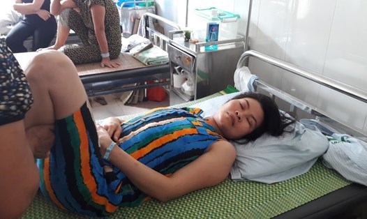 Chị Thảo đang nằm điều trị tại BV Bạch Mai (Ảnh: Thùy Linh)