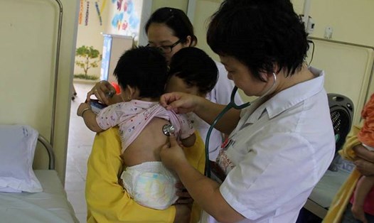 BS khám cho một em bé mắc sốt xuất huyết (Ảnh: TX)