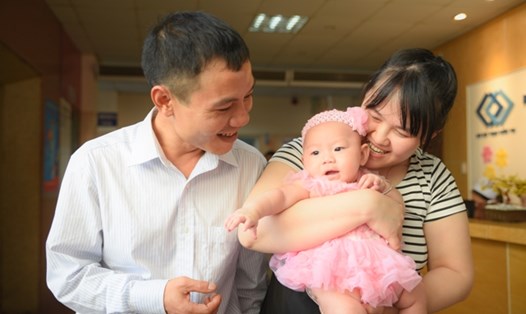 Anh Trần Đức Thanh và chị Đỗ Hoài Thu cùng con gái sinh ra từ trứng đông lạnh. Ảnh: PV