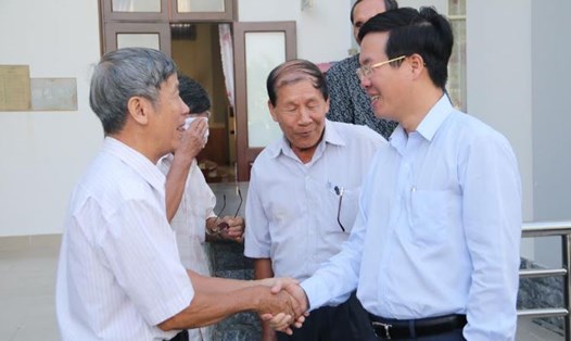 Ông Võ Văn Thưởng (bên phải) nói chuyện với cử tri Đồng Nai_Ảnh: P.U