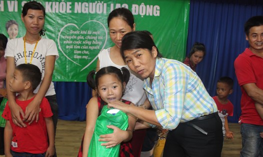 Bà Nguyễn Phước Mạnh, PCT LĐLĐ tỉnh Đồng Nai - trao sữa cho con em công nhân. Ảnh: H.A.C