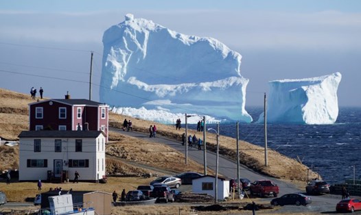 Tảng băng trôi nhìn từ thị trấn Ferrylan, ở Newfoundland. Ảnh: Reuters