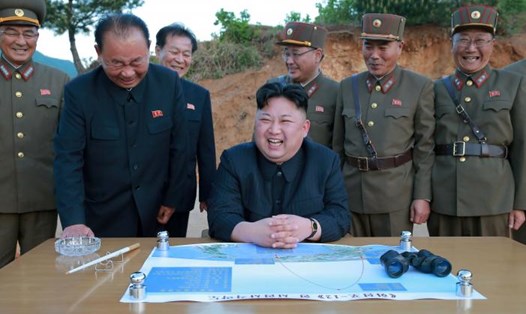 Lãnh đạo Triều Tiên Kim Jong Un và 3 nhân vật Ri Pyong Chol (thứ hai bên trái), Kim Jong Sik (đứng giữa) và Jang Chang Ha (thứ hai bên phải) trong lần thử tên lủa Hwasong-12 (Mars-12). Ảnh do hãng thông tấn Triều Tiên KCNA công bố ngày 15.5.2017. Ảnh: KC
