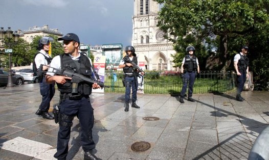 Cảnh sát Pháp phong tỏa khu vực quanh Nhà thờ Đức Bà Paris. Ảnh: Reuters