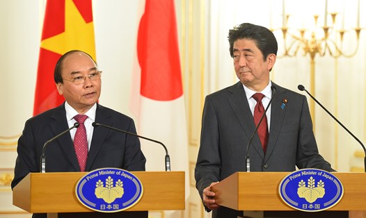 Thủ tướng Nguyễn Xuân Phúc và Thủ tướng Shinzo Abe có buổi gặp gỡ báo chí chung, thông báo những kết quả chính trong cuộc hội đàm. Ảnh: VGP