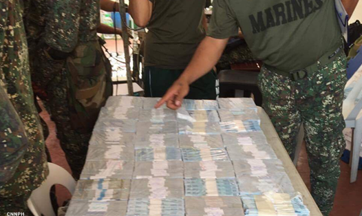 Phiến quân Maute bỏ lại số tiền lên tới 2,2 triệu USD. Ảnh: CNN