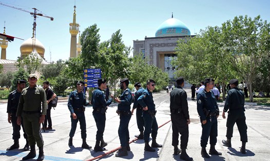 IS nhận trách nhiệm vụ tấn công Quốc hội Iran và lăng mộ Khomeini ngày 7.6. Ảnh: AP