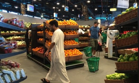 Người dân mua sắm trong chợ ở thủ đô Doha, Qatar ngày 10.6. Ảnh: AFP